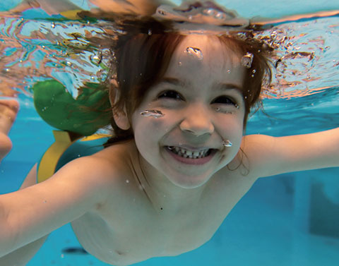 心疼孩子過敏嗎？用澳洲尤加利和檜木對抗塵螨吧 ：游泳可訓練過敏兒對溫度、濕度的適應能力