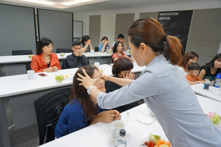 禾場國際芳療學院/當芳療遇見BMW活動報導/利用剛剛DIY的精油做簡單按摩