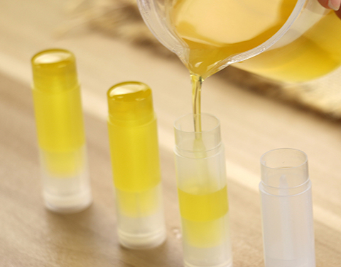 想要水嫩嘴唇？運用精油與芳療輕鬆自製舒緩護唇膏，緩解乾燥症狀！